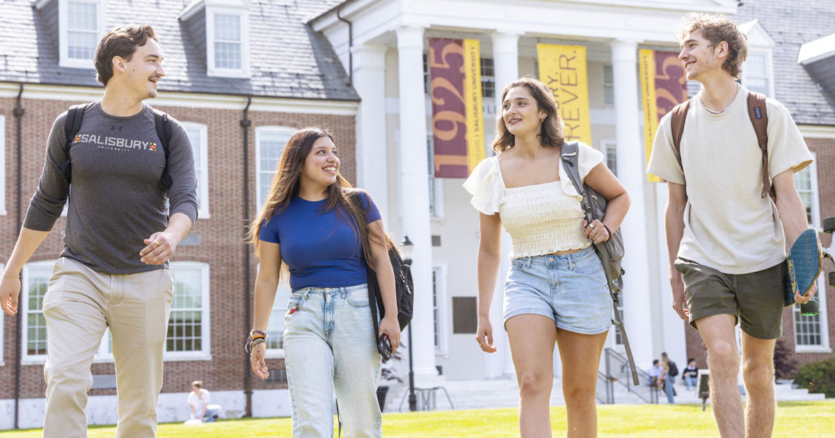SU students at Holloway Hall